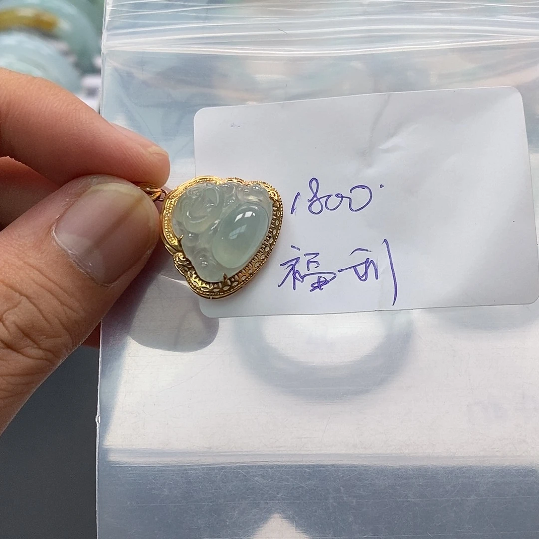 翡翠手镯未镶嵌吊坠