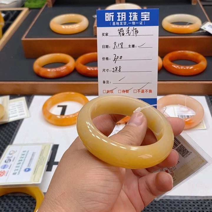未镶嵌石英质玉（黄龙玉）手镯崔*师