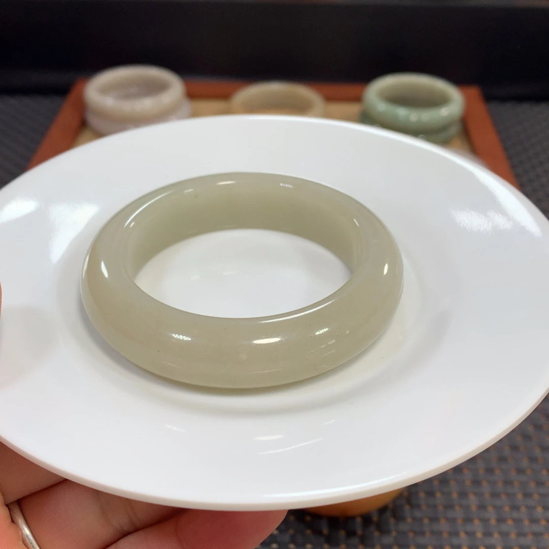 ꧁***꧂石英质玉（佘太翠）未镶嵌手镯漏56豆青