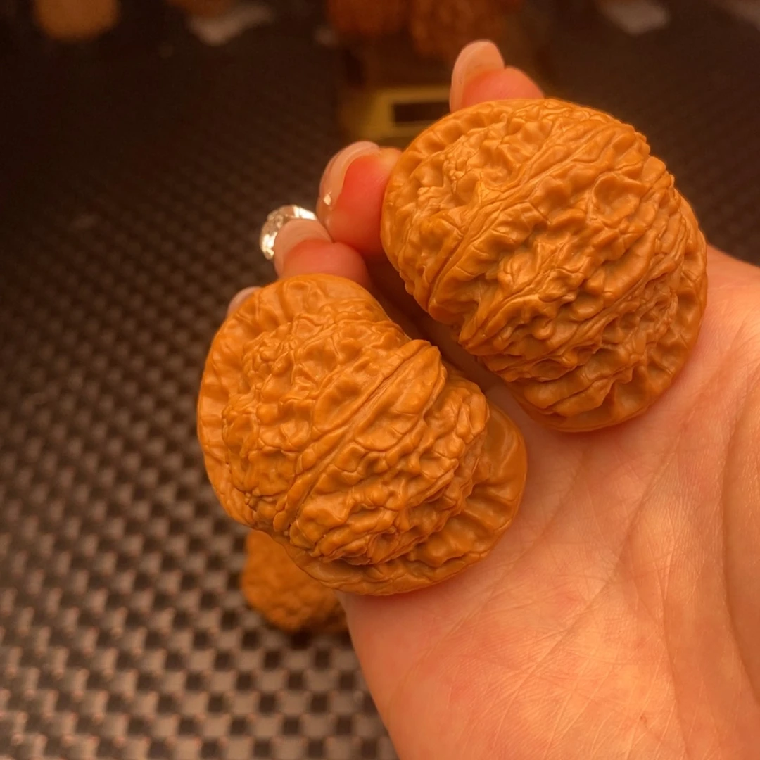 文玩核桃吊坠白狮子46.8