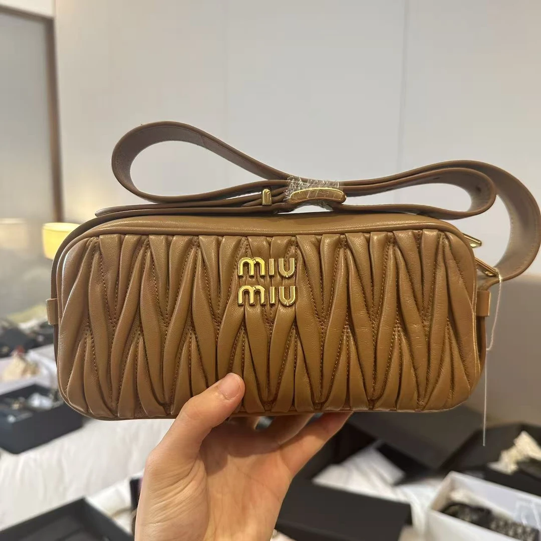 99新 MIU MIU/缪缪 arcadie系列横板相机干邑色时尚包/JM0074