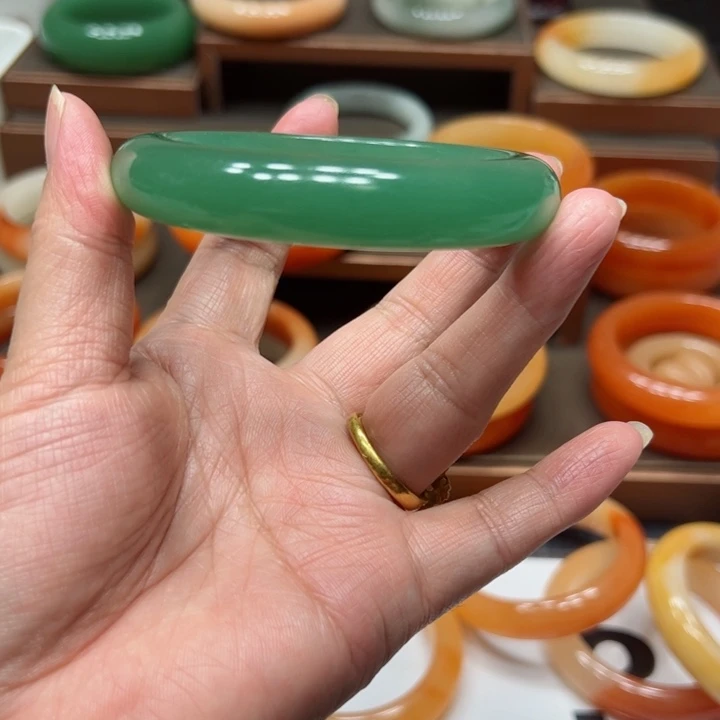 石英岩玉手镯未镶嵌醒*