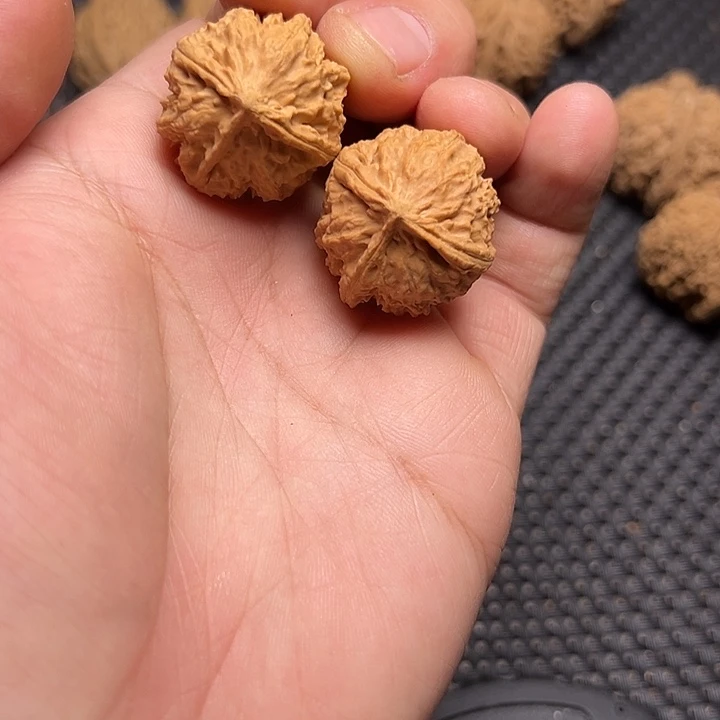 文玩核桃吊坠三棱