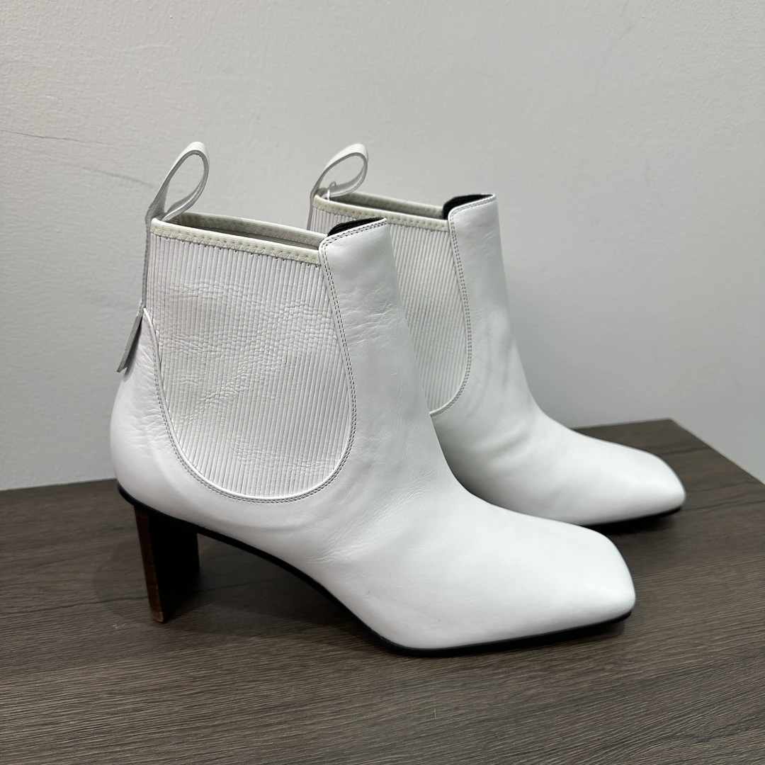 95新 LOEWE/罗意威 青奢荟/38码/气质百搭白色皮短靴高跟鞋/47150