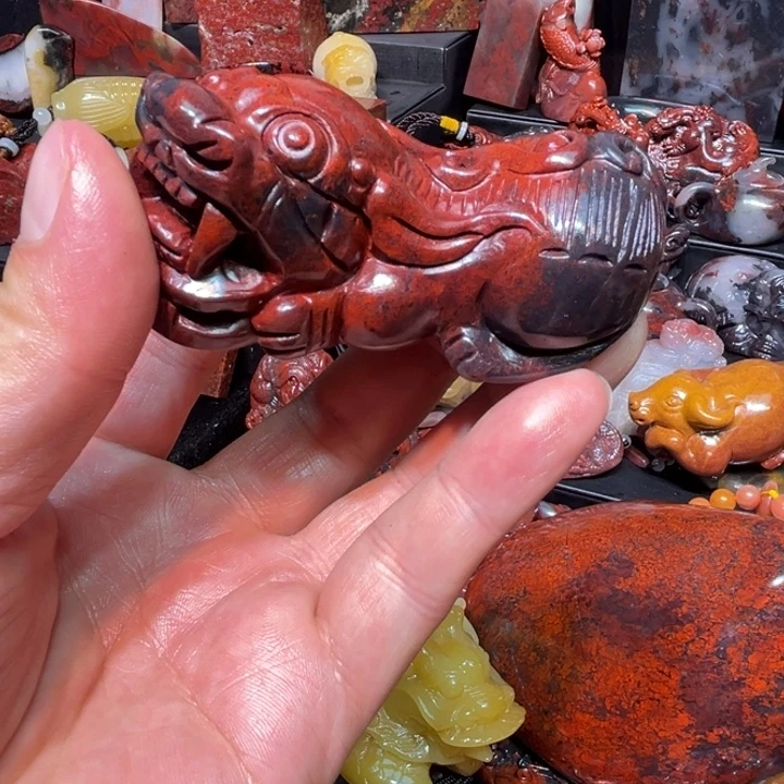 玉桂林鸡血玉貔貅手玩