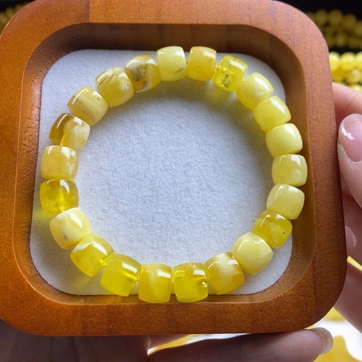 蜜蜡裸石未镶嵌沁***?瑕疵，颗颗有坑，