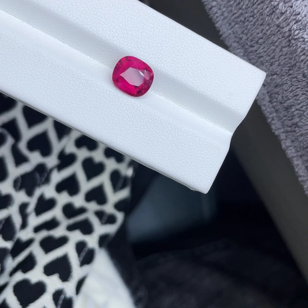 碧玺裸石未镶嵌2.6Ct卢比来