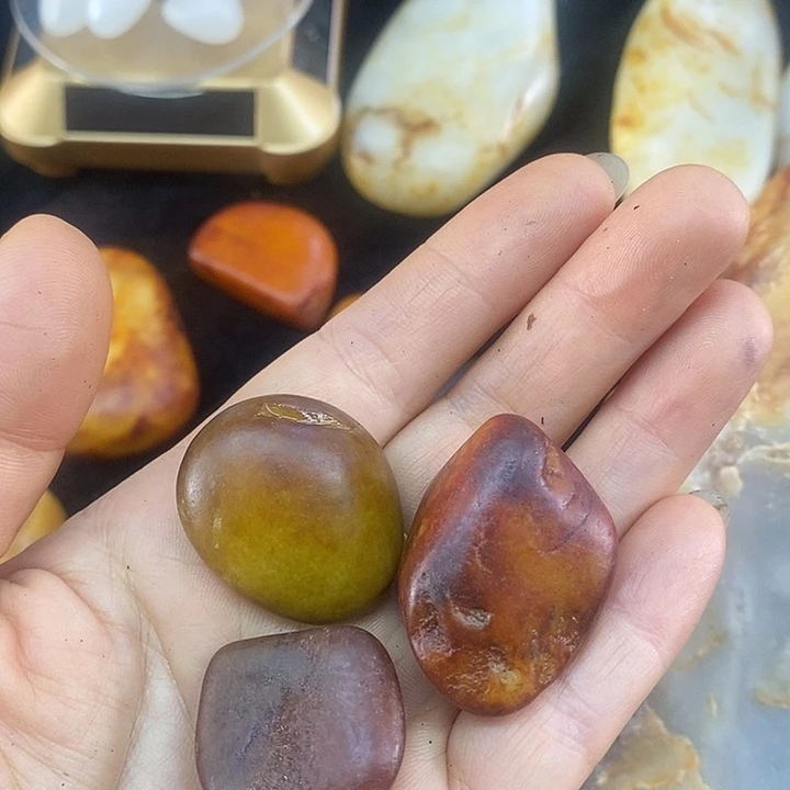 寒***隐未镶嵌和田玉（糖玉）挂件