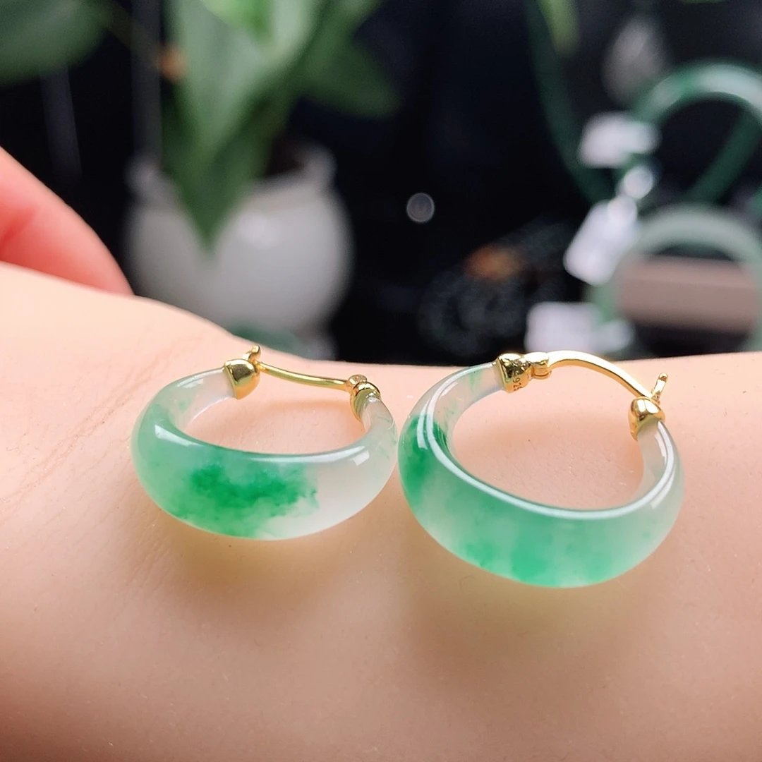 元***元石英质玉未镶嵌耳饰