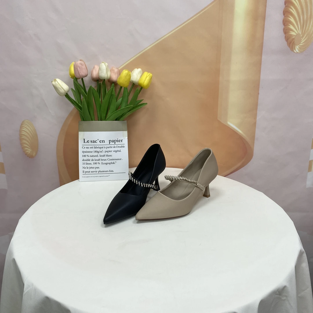 7626春秋新款时尚气质水钻一字带细跟尖头单鞋F