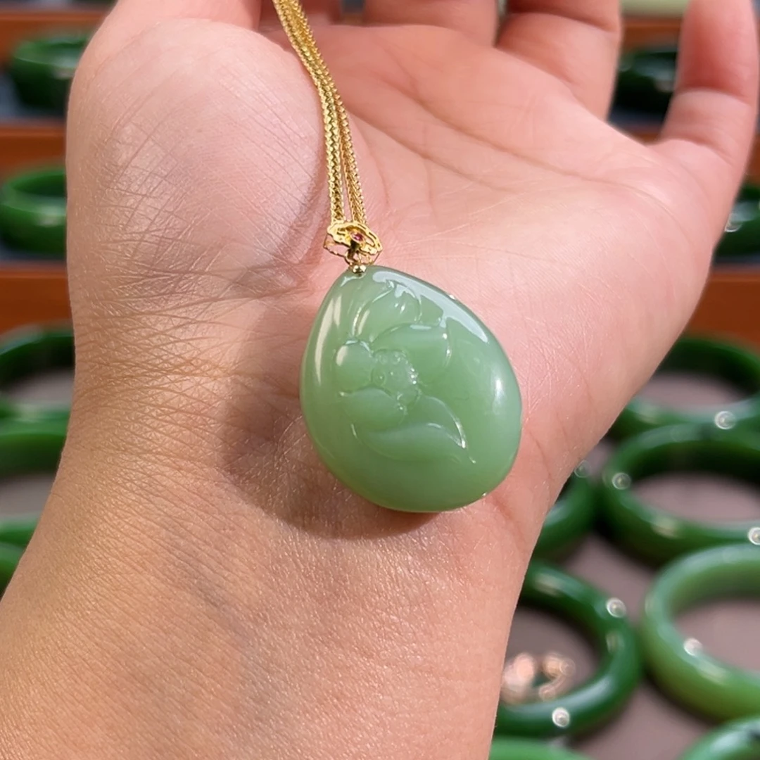 颈饰18K金镶嵌和田玉