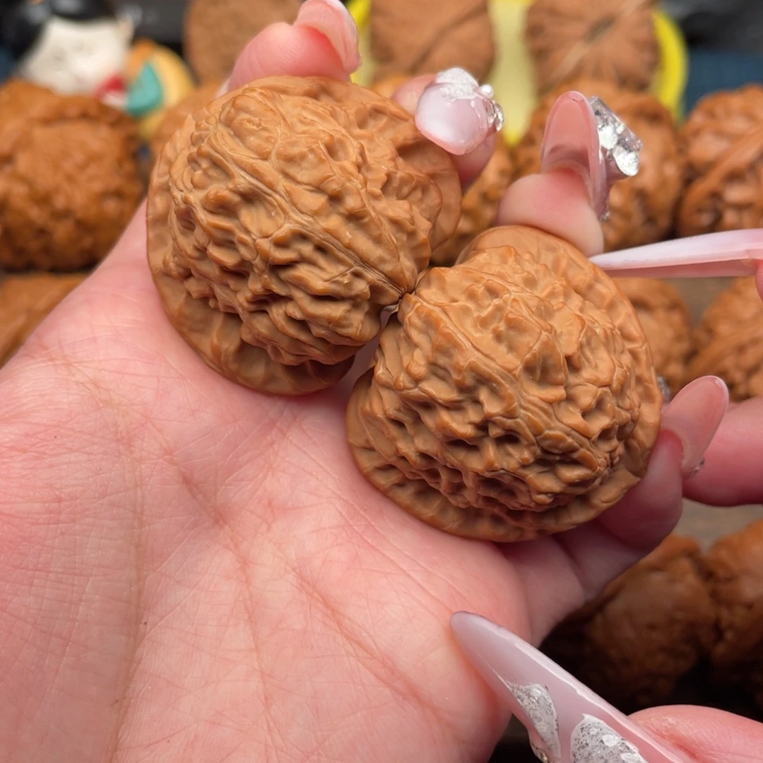 文玩核桃把件全品红皮三角白39