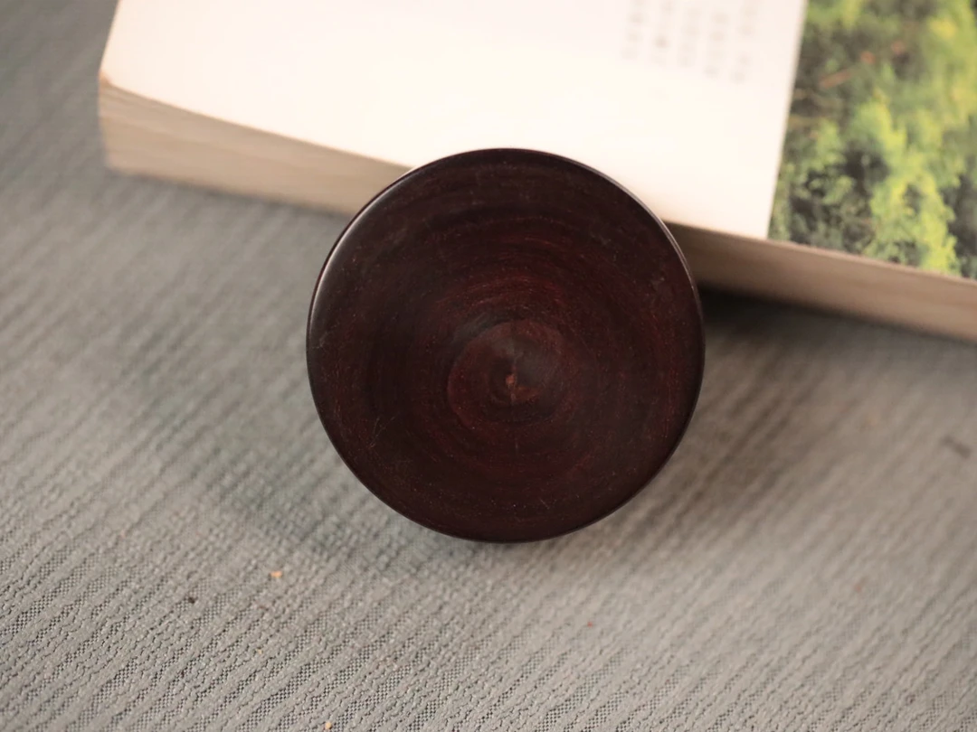 印度小叶紫檀【圆牌】尺寸：5.2x1.6cm