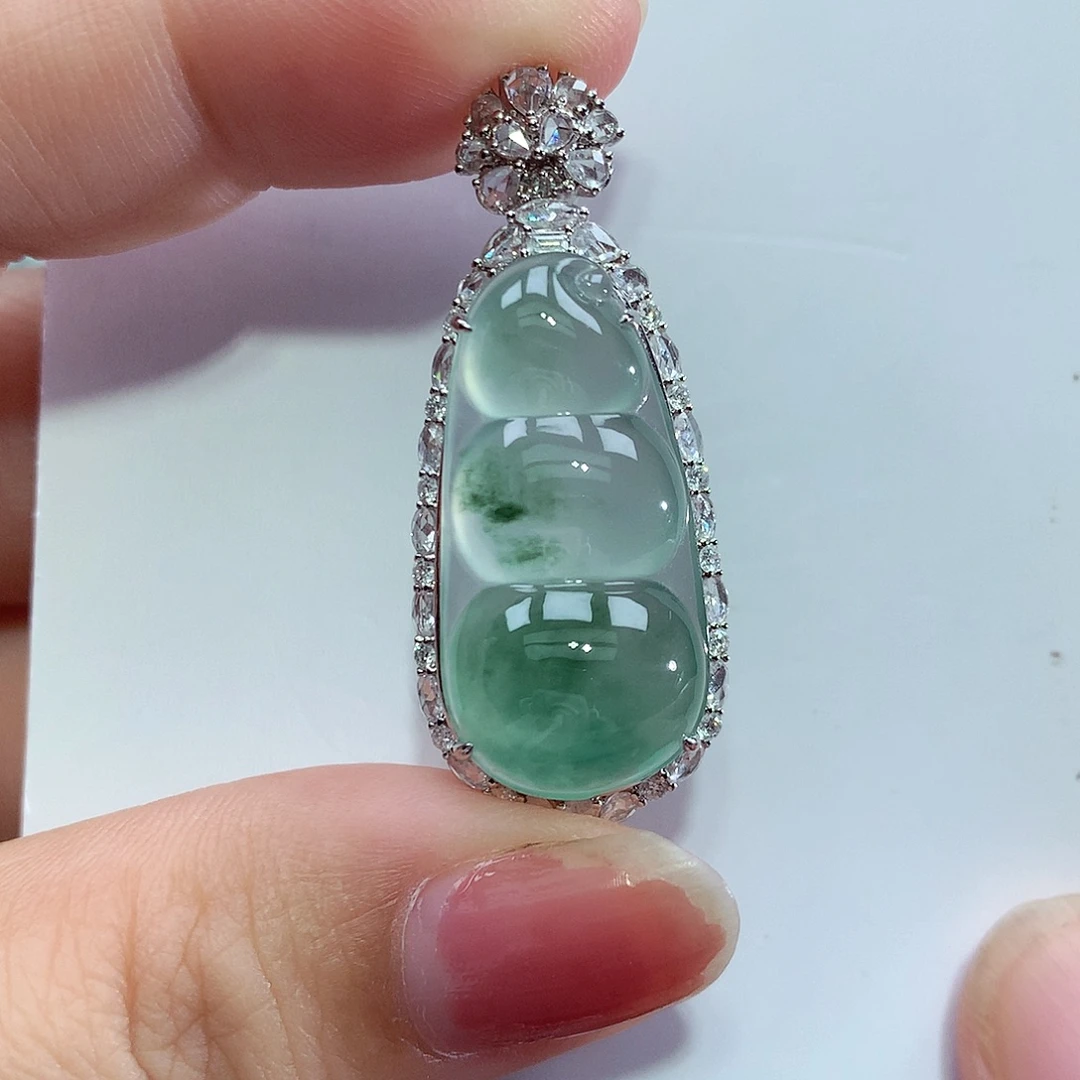 翡翠18K金镶嵌颈饰豆