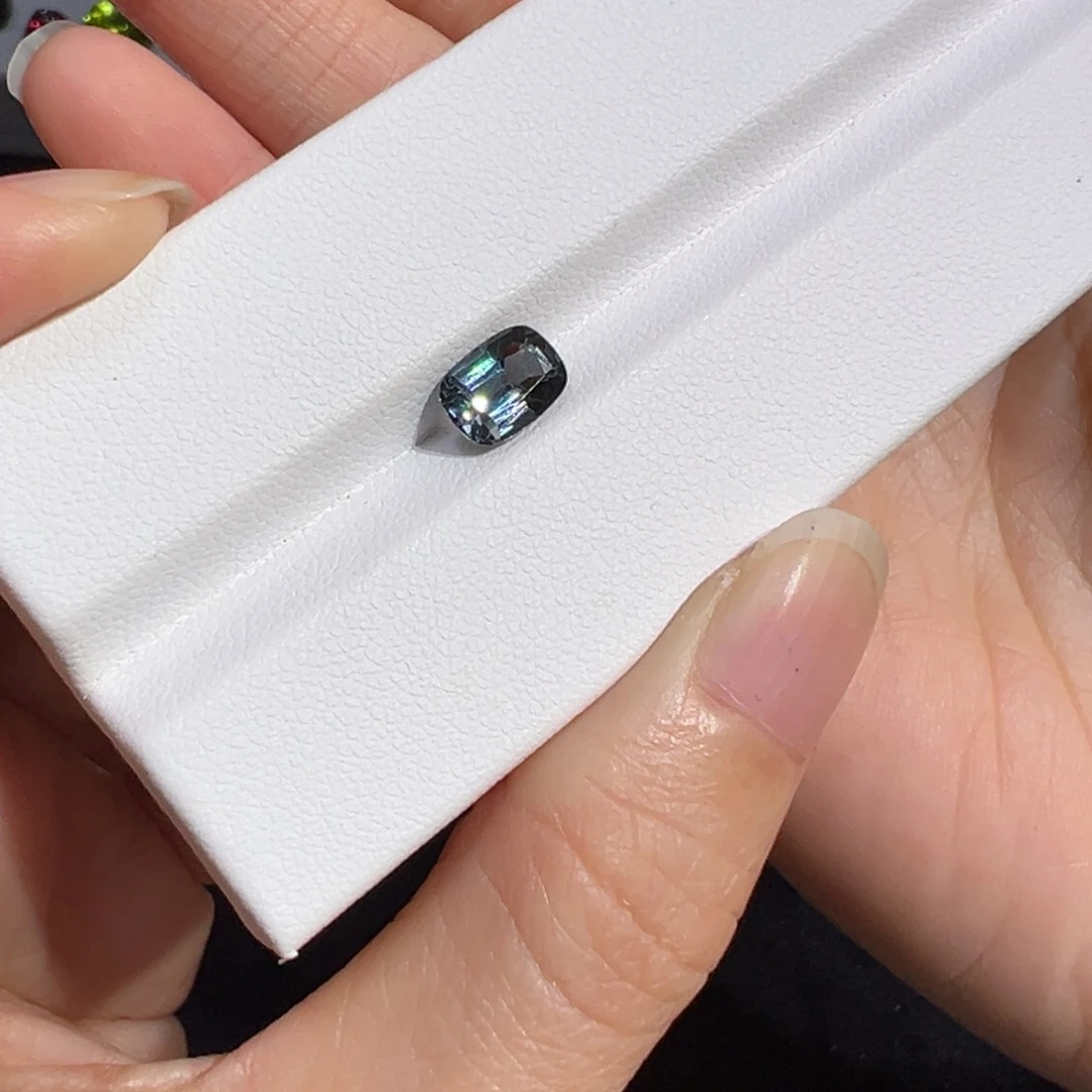 颜****尖晶石裸石1.53ct灰