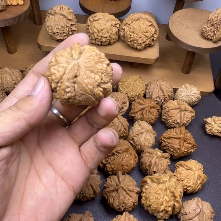 o***哥吊坠桃核白狮子有黄