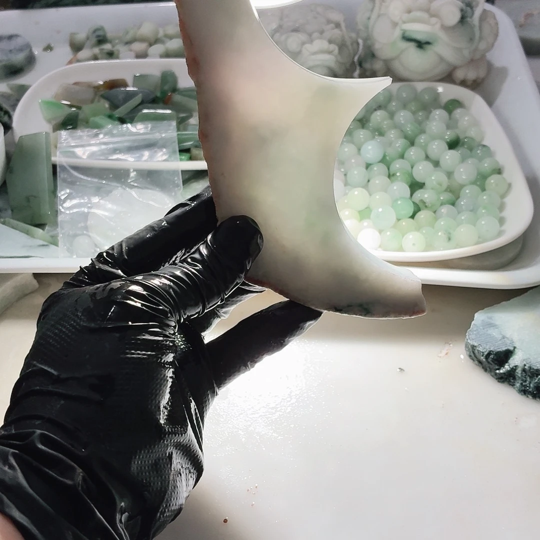 翡翠未镶嵌颈饰边角料