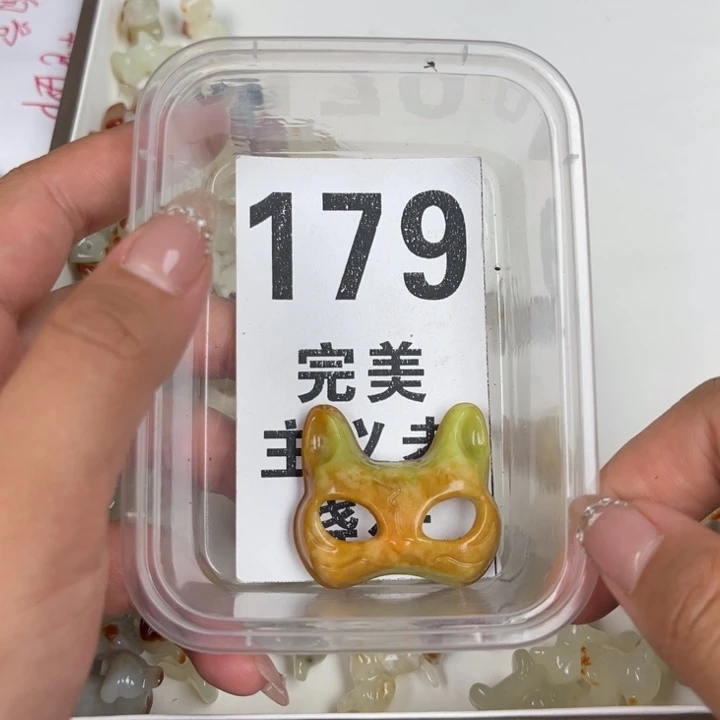 蛇纹石玉足银镀金镶嵌颈饰