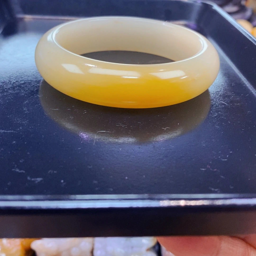 未镶嵌石英质玉（黄龙玉）颈饰