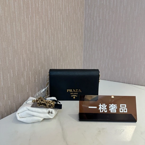 95新 Prada/普拉达 一桃/普拉达 黑金折叠woc链条斜挎