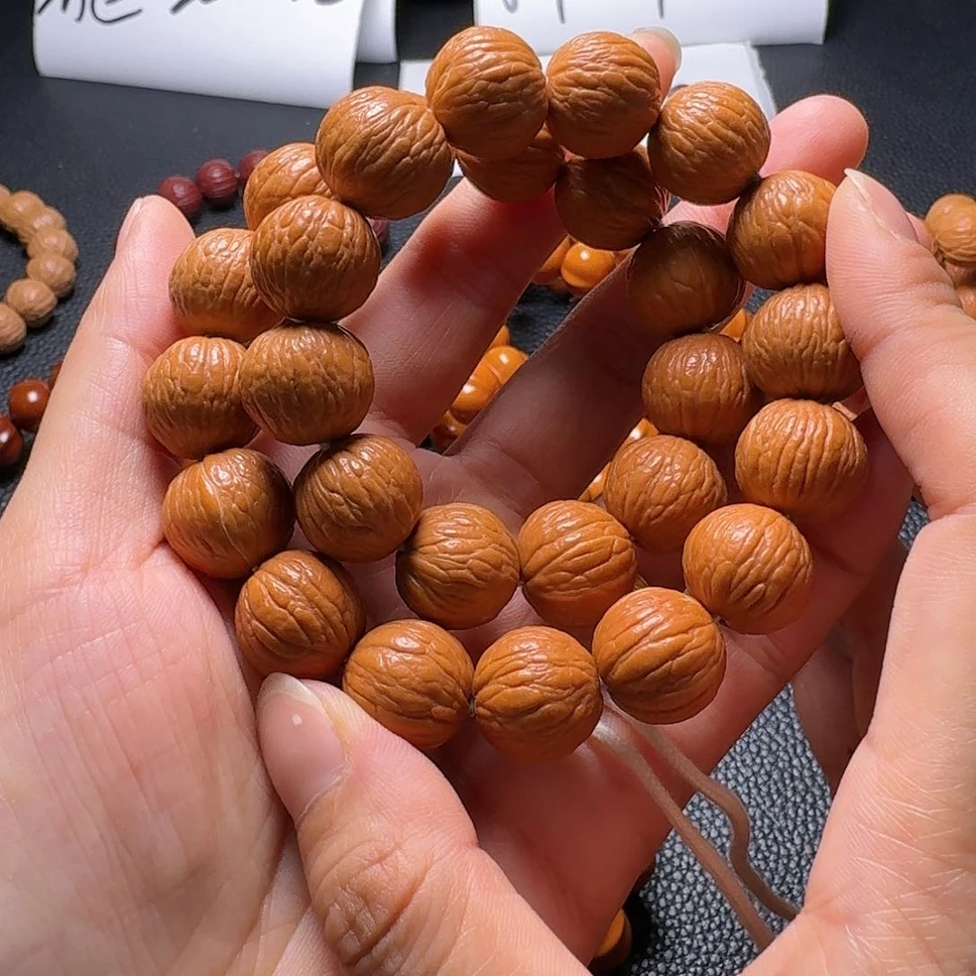 猴头核桃吊坠手持凤羽15