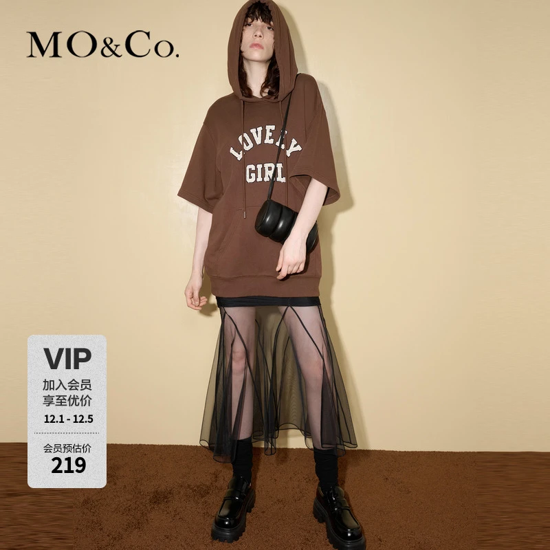 MOCO秋珠片绣美式标语宽松中袖连帽卫衣学院风MBC3SWS006