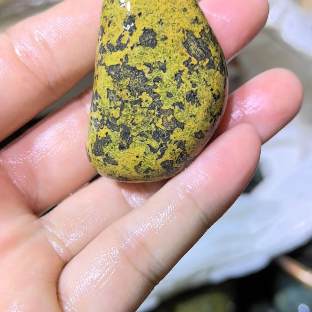 辛***有机玻璃藏玉药王石原石一个