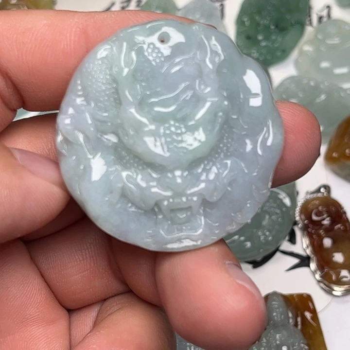 翡翠未镶嵌颈饰龙