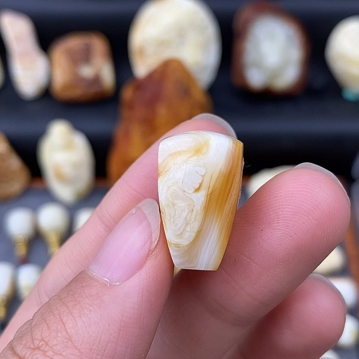 琥珀未镶嵌裸石13鲨鱼背c475