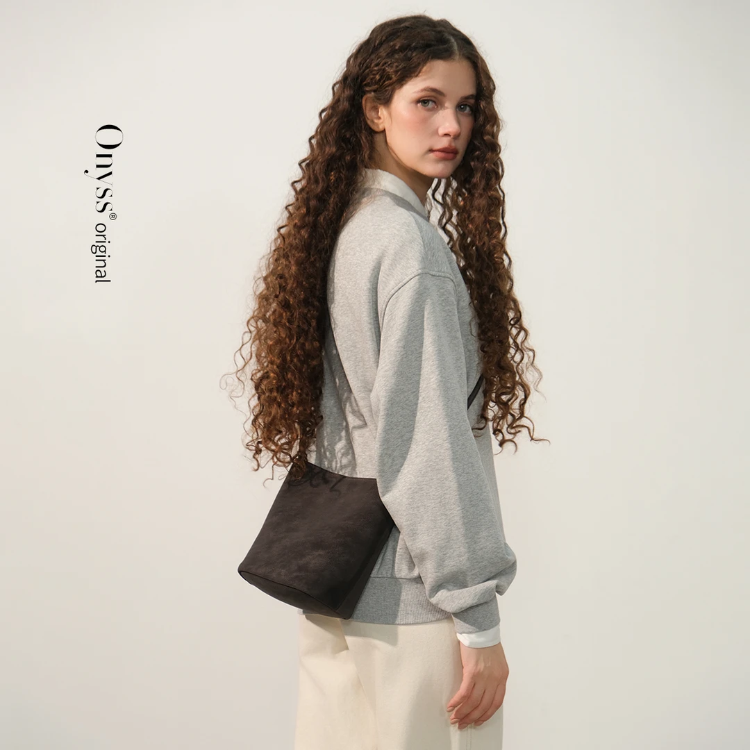 Onyss「洛河」擦色牛皮水桶包2025新款百搭单肩斜挎包简约小包包