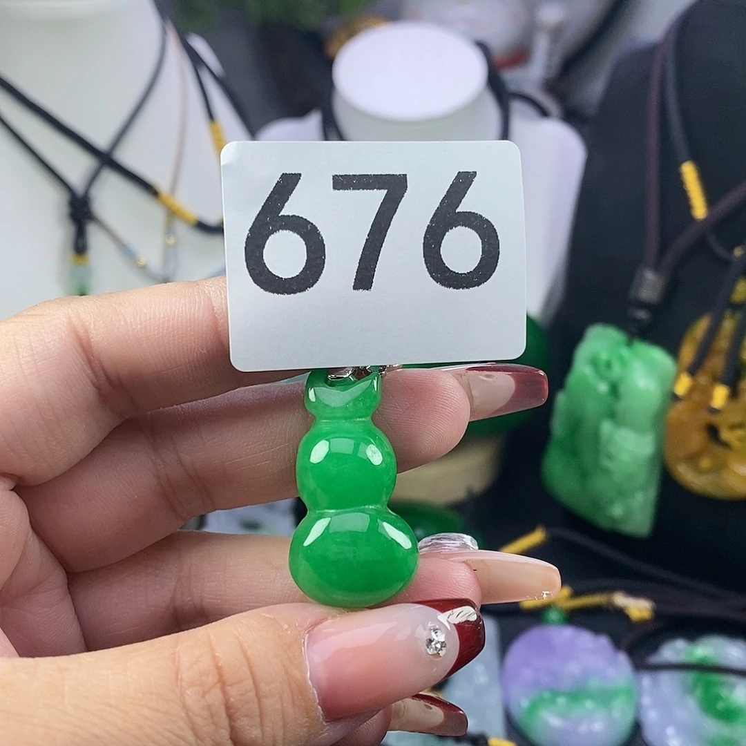 翡翠未镶嵌吊坠(赠链)