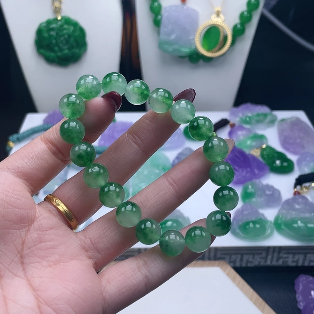 翡翠吊坠(赠链)未镶嵌