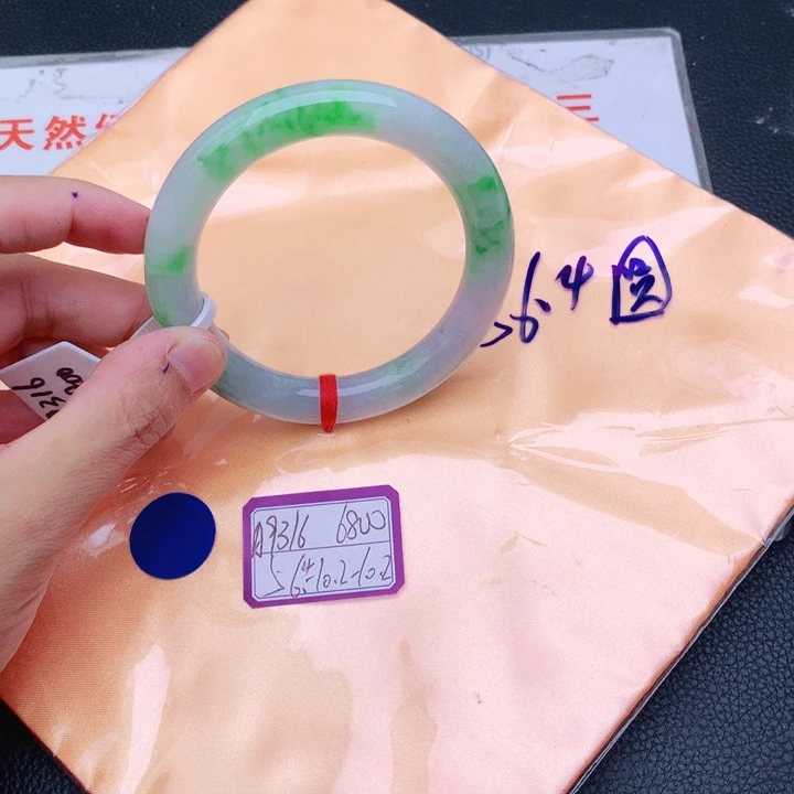 翡翠手镯未镶嵌我