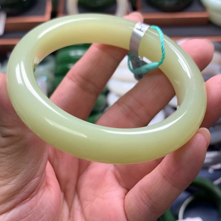 【闪购商品】未镶嵌手镯和田玉9