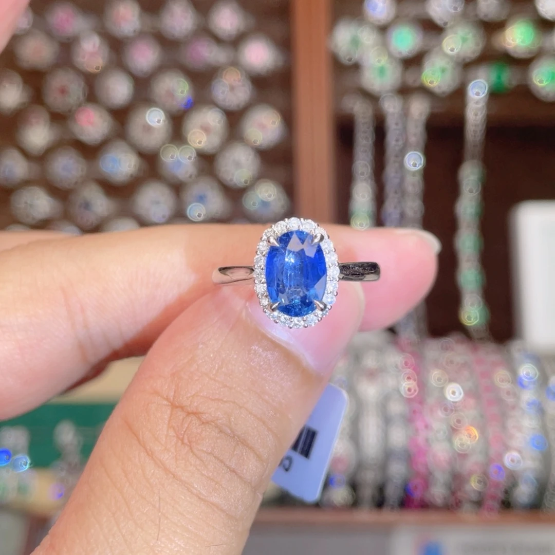 18K金镶嵌蓝宝石戒指2.3ct