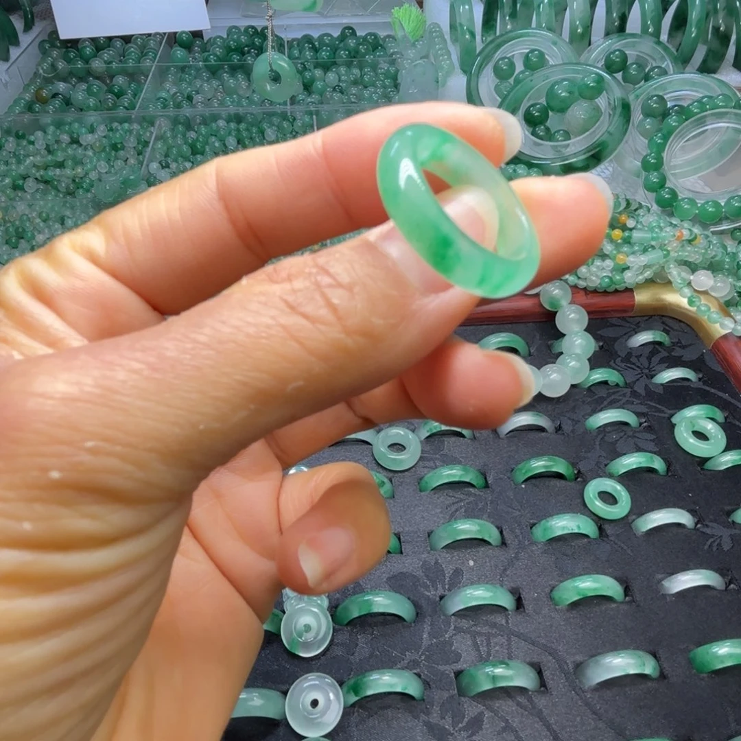 石英质玉（非洲翠）未镶嵌散珠戒指圈口15
