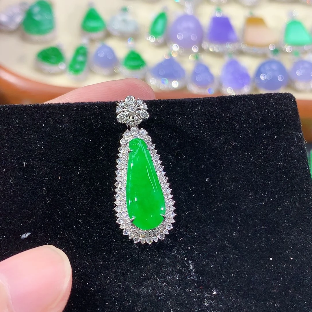 翡翠18K金镶嵌颈饰