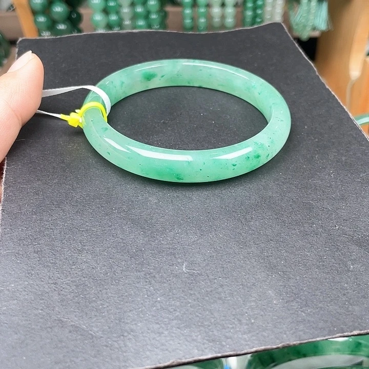 未镶嵌手镯石英质玉