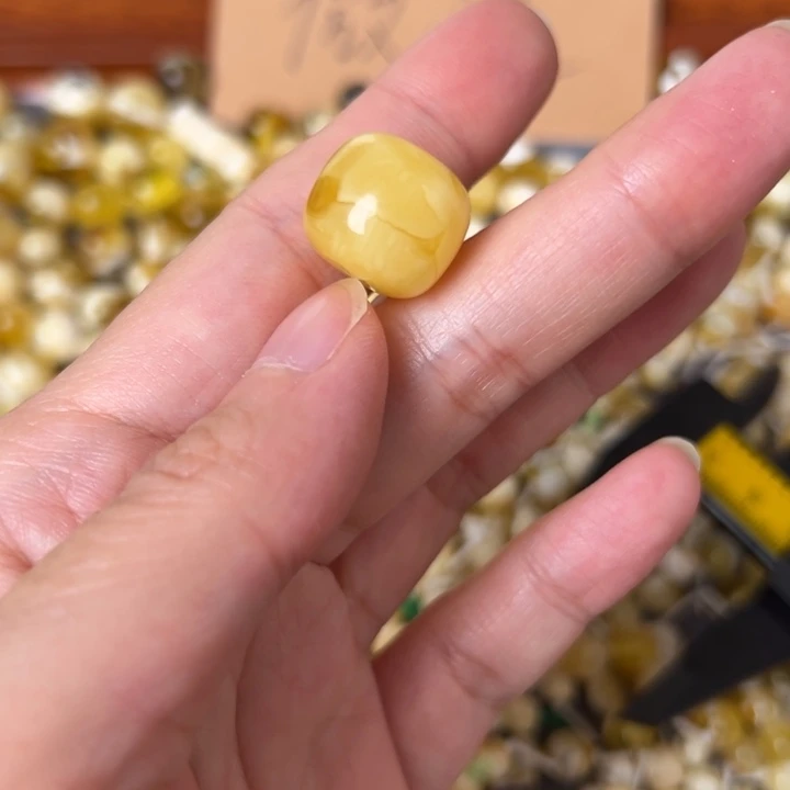 蜜蜡未镶嵌裸石15.7mm一个