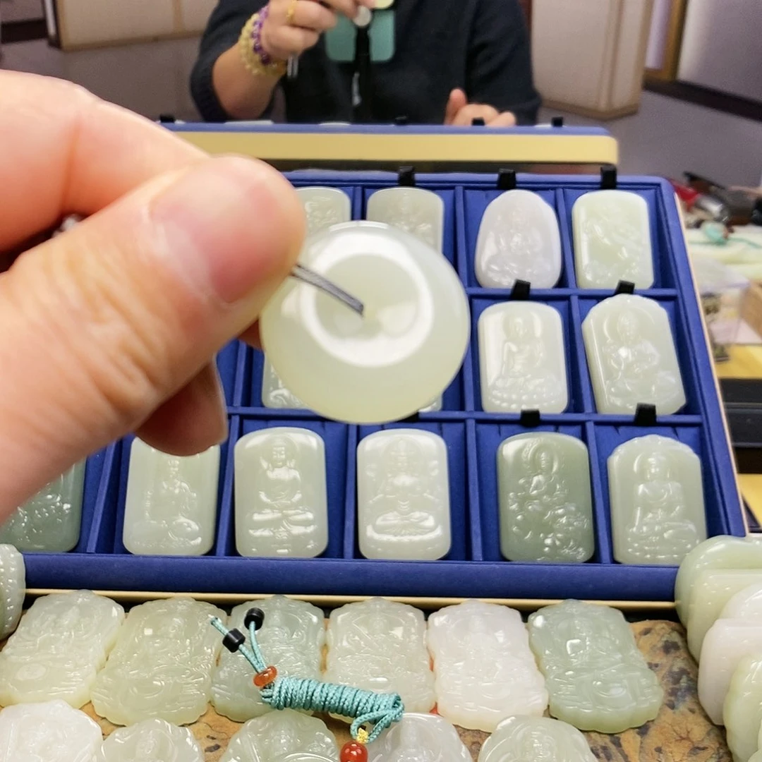 和田玉颈饰未镶嵌小**?