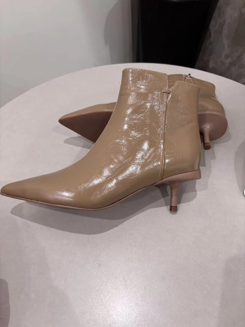 尖头低跟百搭小短靴