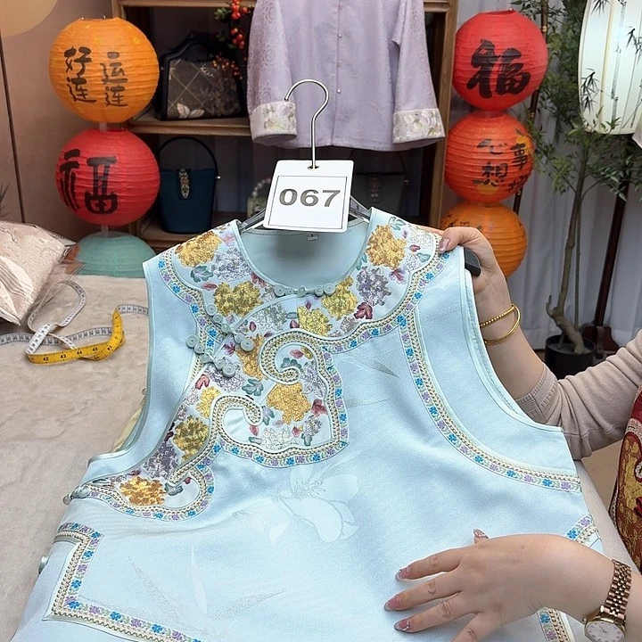 刺绣四季款马甲106破价