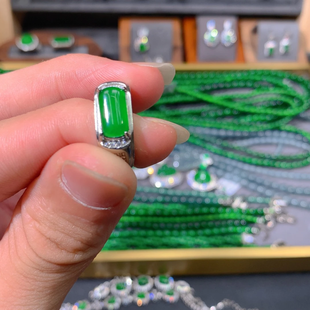 翡翠吊坠(赠链)未镶嵌天然