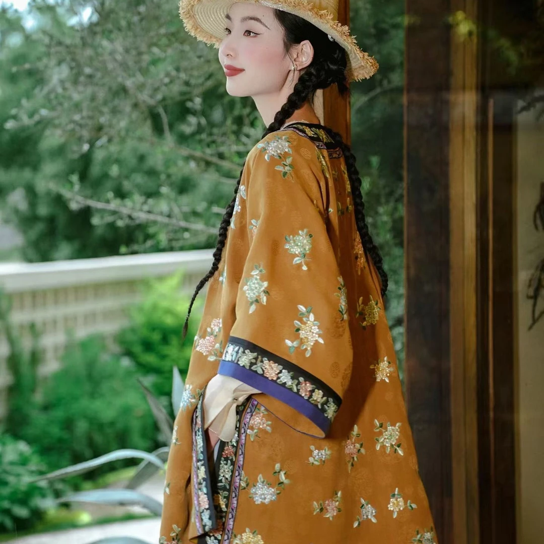 归藏雅集中式手工刺绣香云纱绣球花偏襟圆领姜黄色上衣
