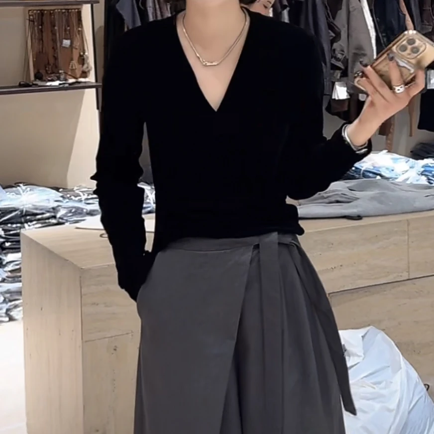 设计感轻奢秋季长袖V领T恤女2025新款秋季显瘦简约气质时尚上衣