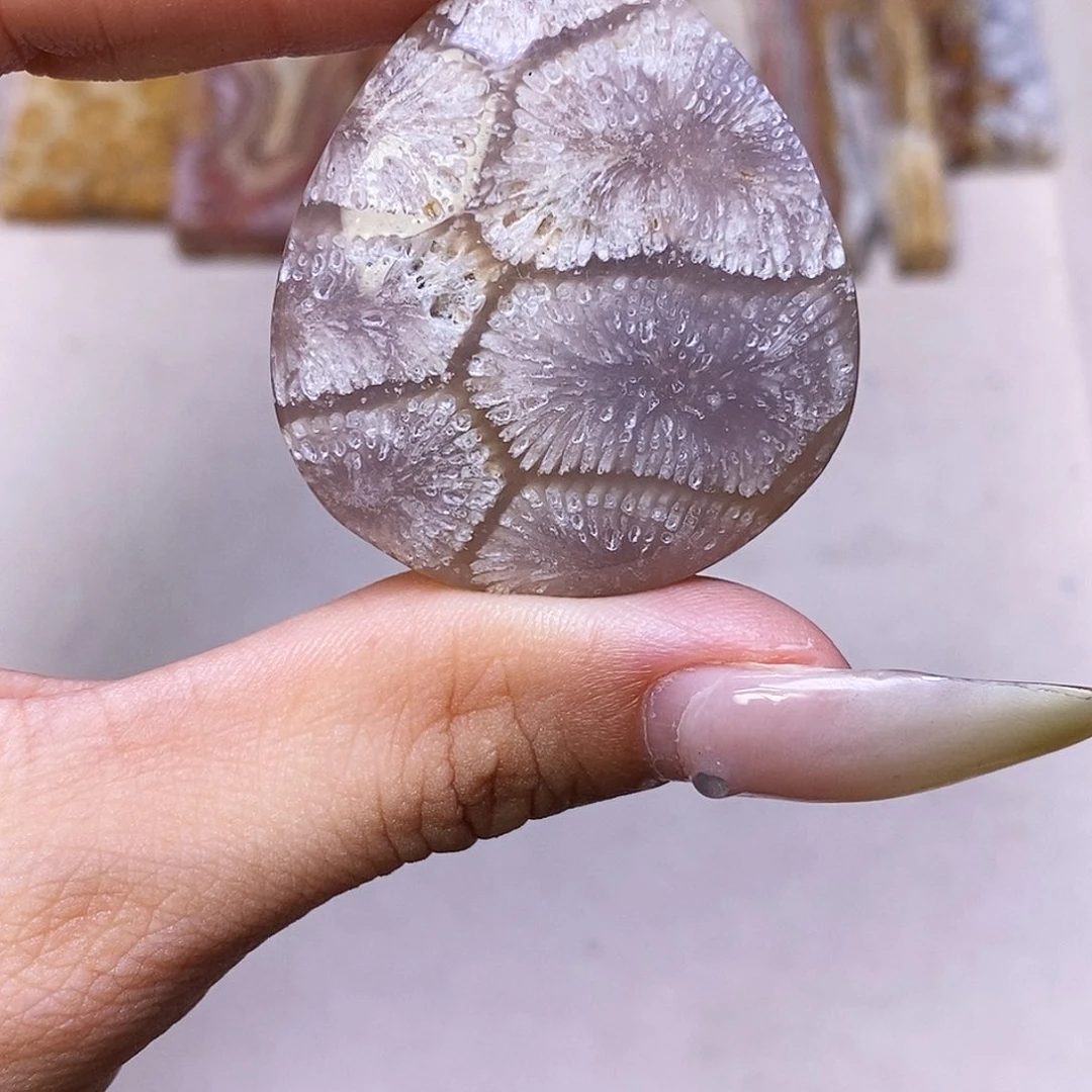 查罗石合金颈饰容****店