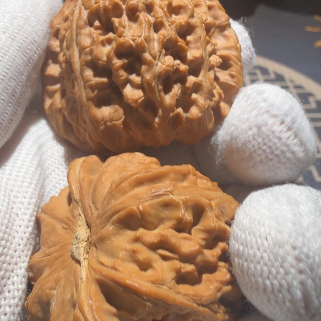 陈***北文玩核桃吊坠三角白