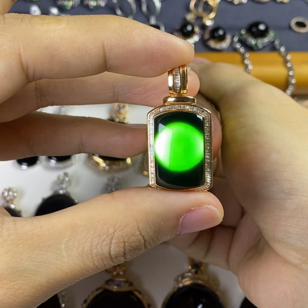 颈饰18K金镶嵌翡翠