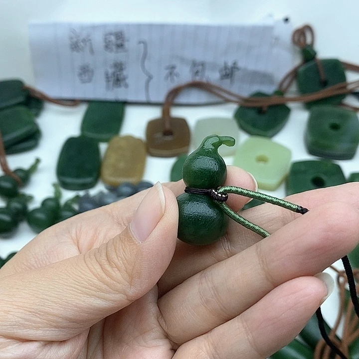 颈饰未镶嵌和田玉菩****～