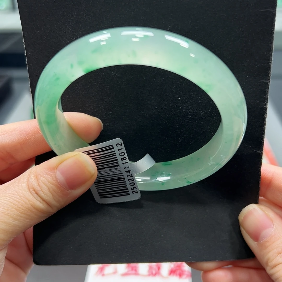 外***尚石英质玉（非洲翠）未镶嵌手镯